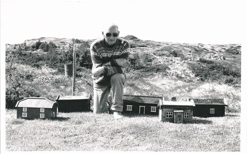 Petter Johansen ved sin Dolmen by