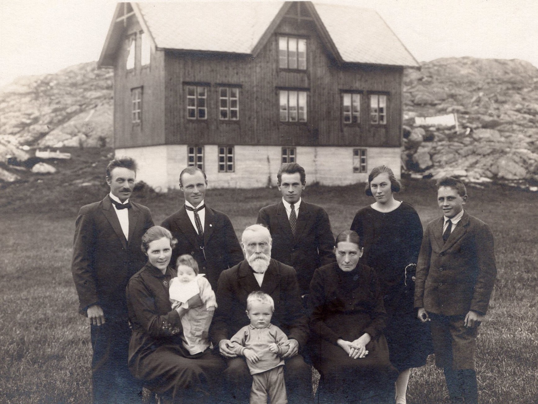 Familien Isak Paulsen Hegerberg foran huset sitt på Monsøya
